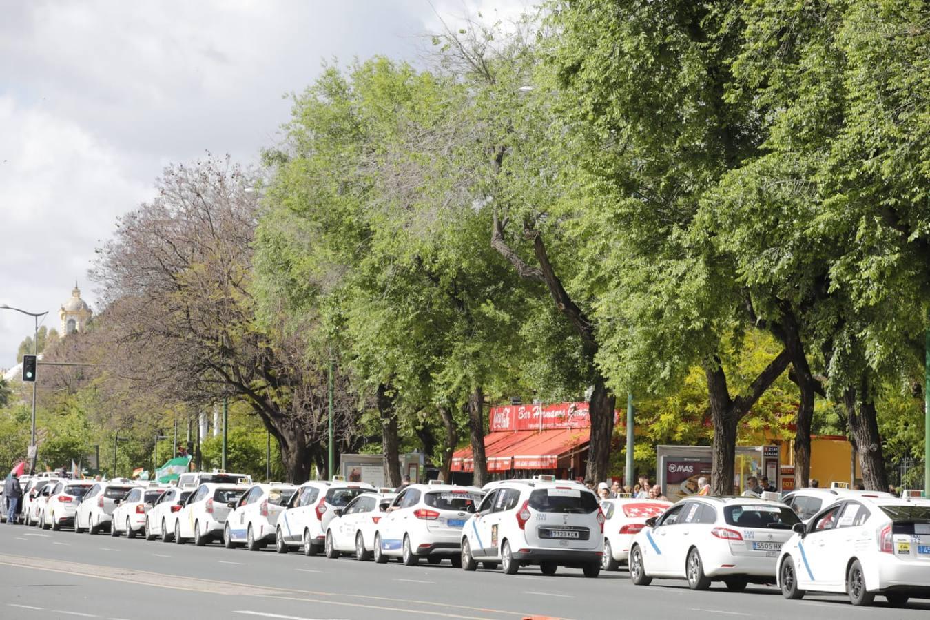 800 taxistas «atascan» Sevilla como protesta contra  la nueva normativa del sector en Andalucía